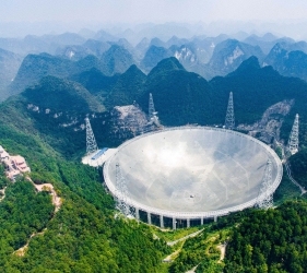  中国“天眼”锁定宇宙深处，发现30亿光年外信号，或来自太空生物 