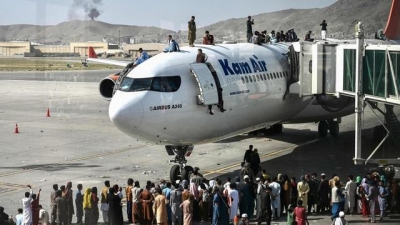 美军运输机撤离喀布尔时，趴在起落架上的阿富汗人自拍视频曝光
